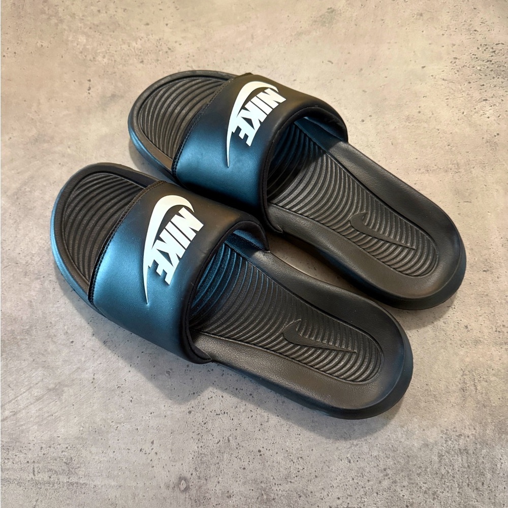 Victori One Nike slides
